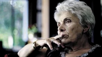 Κική Δημουλά | Στην εντατική η σπουδαία ποιήτρια