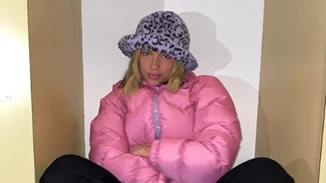 15 φορές που οι celebrities απέδειξαν πως το bucket hat είναι ένα stylish αξεσουάρ