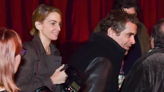 Χρυσή Βαρδινογιάννη | Το casual look σε θεατρική έξοδο με τον Κωνσταντίνο Μαρκουλάκη