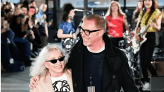 Η μοναδική performance της Debbie Harry στο show του οίκου Coach