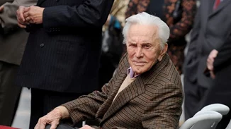 Όσα έμαθε η ζωή στον Kirk Douglas