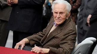 Το 1955, ο Κirk Douglas βίασε την έφηβη ηθοποιό Νatalie Wood και δεν κατηγορήθηκε ποτέ