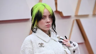 Billie Eilish | Ερμηνεύει το τραγούδι του νέου James Bond