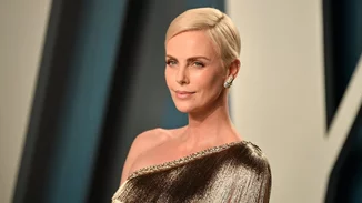 Charlize Theron | Δημοσίευσε ένα στιγμιότυπο όπου συγκρίνει τον εαυτό της με την Kylie Jenner κι εκείνη της απάντησε