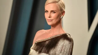 Η μητέρα της σκότωσε τον αλκοολικό, κακοποιητικό πατέρα της: Η τραγική ιστορία της Charlize Theron