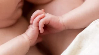 H μαγική στιγμή που δίδυμα αδερφάκια δίνουν τα χέρια, αμέσως μετά την γέννηση τους