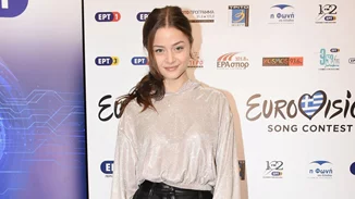 Στεφανία Λυμπερακάκη | Το look της 17χρονης που θα μας εκπροσωπήσει στη Eurovision στη συνέντευξη Τύπου
