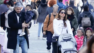 Family Goals | Η Σταματίνα Τσιμτσιλή και ο Θέμης Σοφός για βόλτα με τα παιδιά τους στο κέντρο της πόλης