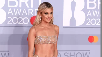 Ashley Roberts | Η εντυπωσιακή εμφάνισή της στα BRIT Awards με δημιουργία Ελληνίδας σχεδιάστριας