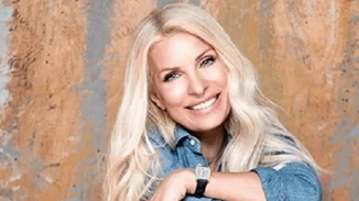 Ελένη Μενεγάκη | Με ανοιξιάτικο look που άφηνε ακάλυπτη τη γυμνασμένη κοιλιά της