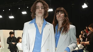 Lou Doillon - Marlowe Mitchell​​​ | Η κόρη και ο εγγονός της Jane Birkin με ίδια ρούχα στην Εβδομάδα Μόδας στο Μιλάνο