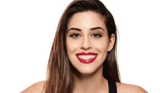 Demy | Με αφέλειες και κόκκινο χρώμα στα μαλλιά της!