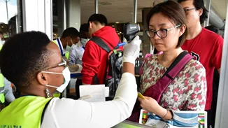 Το παράξενο ρομπότ που σκοτώνει τον κοροναϊό
