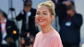 Η Sienna Miller αρραβωνιάστηκε και όλοι μιλούν για το διακριτικό της δαχτυλίδι
