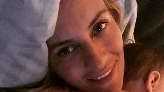 Η Ελεονώρα Μελέτη απαντά σε εκείνους που κουνάνε το δάχτυλο για το αν μία μαμά πρέπει να κοιμάται με το παιδί της