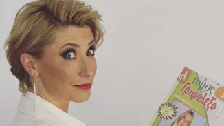 Είδαμε την Σία Κοσιώνη με καστανά μαλλιά και σχεδόν δεν την αναγνωρίσαμε