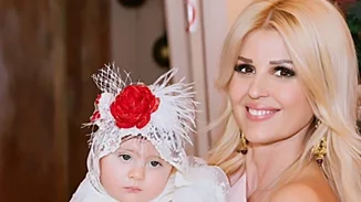 Η Έλενα Ράπτη έγινε νονά | Το καλοκαιρινό φόρεμα που δίχασε