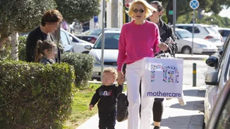 Βίκυ Καγιά | Σε παιδικό party μαζί με την Μπιάνκα και τον Κάρολο με casual look