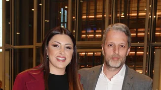 Έλενα Παπαρίζου | Με hot LBD σε σπάνια έξοδο με τον σύζυγό της, Ανδρέα Καψάλη