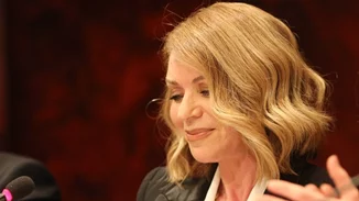 Έλλη Στάη | Σικάτη εμφάνιση με ασπρόμαυρο λουκ και κόκκινα μποτάκια (pics)