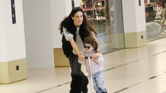 Ιζαμπέλα Κογεβίνα | Η σπάνια εμφάνιση με τα τρία παιδιά της