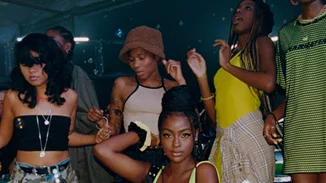 Η Justine Skye σχεδίασε τη νέα συλλογή της H&M και είναι αφιερωμένη στα φεστιβάλ