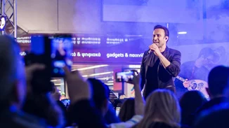 Ο Κωνσταντίνος Χριστοφόρου και οι ONE εντυπωσίασαν στο αποκριάτικο live stage του 92.3 Λάμψη στο Athens Metro Mall