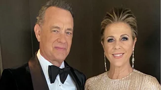 Στη Σίφνο είδαν ένα λατρεμένο ζευγάρι να τρώει πλάι στο κύμα. Ήταν ο Tom Hanks και η Rita Wilson