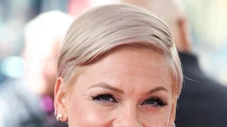 Pink | Έκοψε ΜΟΝΗ ΤΗΣ τα μαλλιά της ενώ ήταν μεθυσμένη