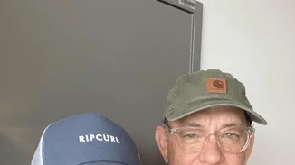 Ο Tom Hanks θα περιμένει τη σειρά για να εμβολιαστεί