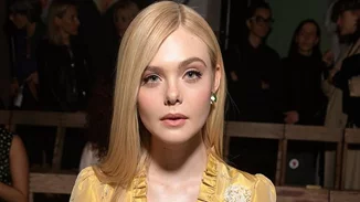 Η Elle Fanning έβαψε μόνη της στο σπίτι τα μαλλιά της ροζ