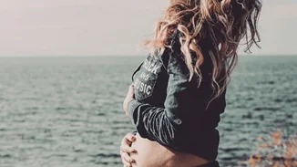 Γνωστή Ελληνίδα μάς δείχνει τη φουσκωμένη της κοιλίτσα λίγο πριν γεννήσει