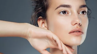 Πώς να δείχνει φρέσκια και λαμπερή η επιδερμίδα ακόμα και με 5 ώρες ύπνου