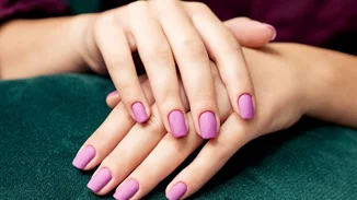 Σε εκνευρίζει όταν το μανικιούρ σου ξεφλουδίζει; Σου έχουμε τη λύση!