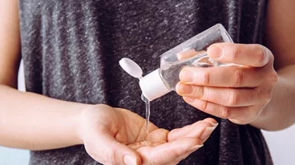 Η L'Oréal Group αλλάζει γραμμή παραγωγής και διανέμει δωρεάν αντισηπτικά τζελ