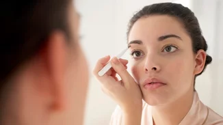 How to | Πώς να βγάλεις τα φρύδια σου μόνη στο σπίτι