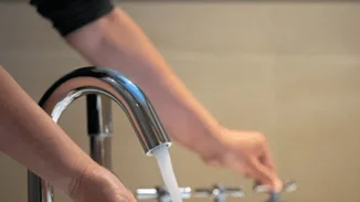 Το ζεστό μπάνιο προστατεύει από τον κορονοϊό; Απαντήσεις και μύθοι για τον κορονοϊό από τον ΠΟΥ