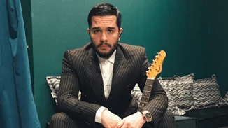 ΜΕΛΙSSES | Ο Χρήστος Μάστορας γύρισε στο σπίτι του το video clip του νέου του τραγουδιού & δωρίζει τα χρήματα στα νοσοκομεία