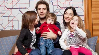 Μάξιμος Μουμούρης & Νάντια Γιαννακοπούλου | Πλάνα από το σπίτι όπου ζουν με τα τρία παιδιά τους