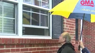 Viral | Ηλικιωμένος κάνει καντάδα στη νοσούσα από Covid-19 σύντροφό του μέσα στη βροχή