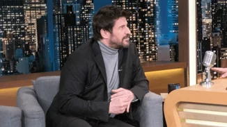 Ο Αλέξης Γεωργούλης μένει σπίτι και παίζει Metallica μπροστά στο τζάκι