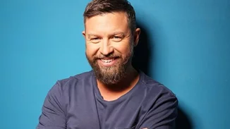 Ο Γιάννης Βαρδής φόρεσε μία μπλούζα με το πρόσωπο του πατέρα του και τα παιδιά του, Αντώνης και Κατερίνα, έτρεξαν να "αγκαλιάσουν" τον παππού τους