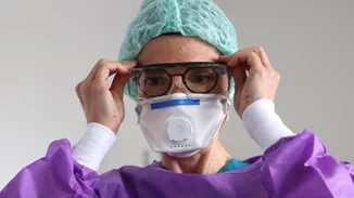 «Η κόρη μου με ρώτησε: Μαμά έχει πουλιά το Παρίσι;» | Μια Ελληνίδα γιατρός περιγράφει