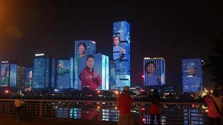 Το ευχάριστο νέο της ημέρας | Οι φωτογραφίες των γιατρών που πολέμησαν τον κορονοϊό φωτίστηκαν στα κτίρια της Κίνας