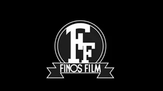 Finos Film | Μας προτρέπει να «Μείνουμε σπίτι» με το πιο αστείο video