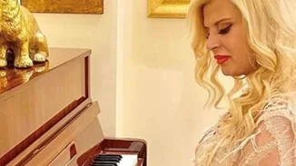 Ποικίλα σχόλια για την αποκαλυπτική εμφάνιση της Μαρίνας Πατούλη στο πιάνο