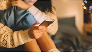 Πέντε τρόποι για να μείνεις συνδεδεμένη με τους αγαπημένους σου τις μέρες του εγκλεισμού