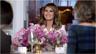 Melania Trump | Το πράσινο σεμιζιέ της φόρεμα είναι η τέλεια επιλογή για το Πάσχα