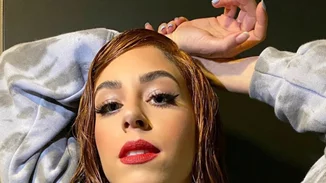 Demy | Έγινε Dua Lipa βάφοντας τα μαλλιά της σύμφωνα με το πιο αμφιλεγόμενο trend