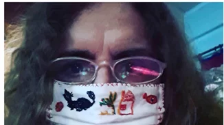 Ελληνίδα ηθοποιός φτιάχνει χειροποίητες μάσκες για τον κορονοϊό και τις ζωγραφίζει